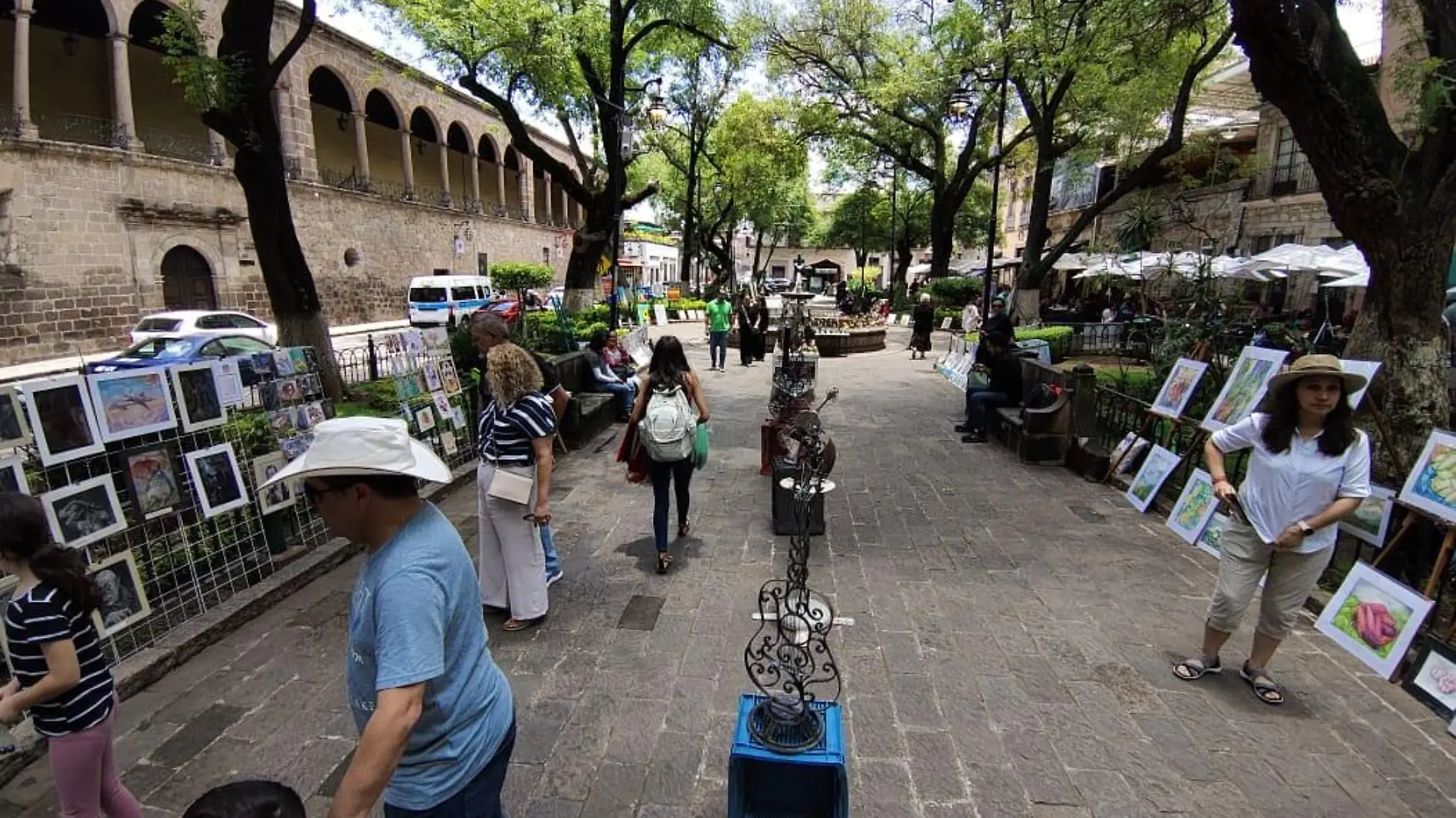 Exposición de arte en el Jardín de las Rosas